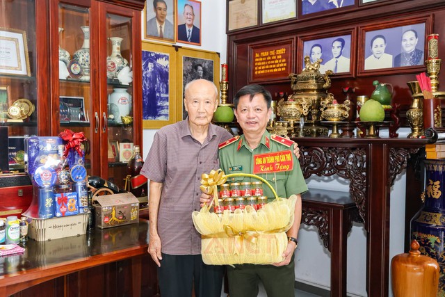 Ban Giám đốc Công an TP Cần Thơ thăm, tặng quà nguyên Lãnh đạo Công an thành phố- Ảnh 1.