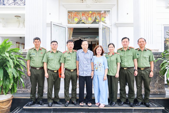Ban Giám đốc Công an TP Cần Thơ thăm, tặng quà nguyên Lãnh đạo Công an thành phố- Ảnh 2.