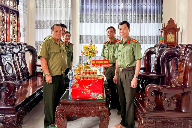 Ban Giám đốc Công an TP Cần Thơ thăm, tặng quà nguyên Lãnh đạo Công an thành phố- Ảnh 3.