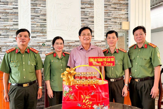 Ban Giám đốc Công an TP Cần Thơ thăm, tặng quà nguyên Lãnh đạo Công an thành phố- Ảnh 4.