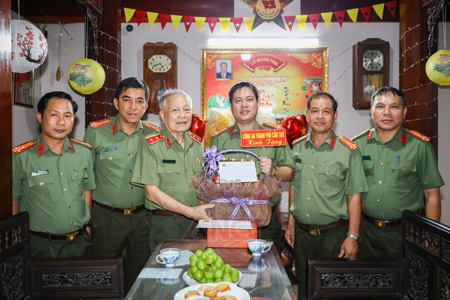 Ban Giám đốc Công an TP Cần Thơ thăm, tặng quà nguyên Lãnh đạo Công an thành phố- Ảnh 5.