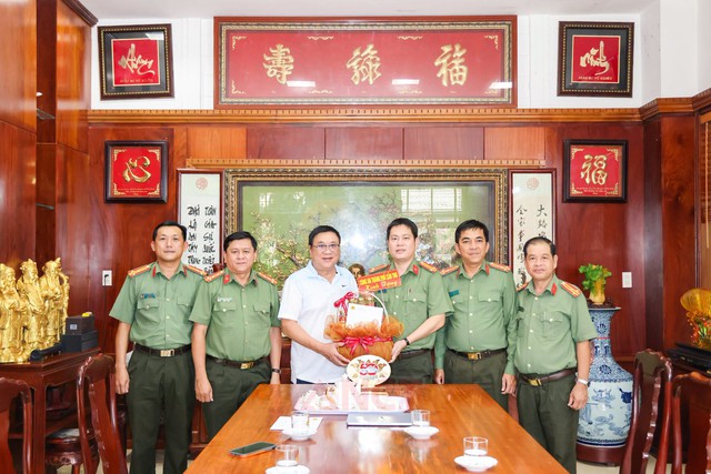 Ban Giám đốc Công an TP Cần Thơ thăm, tặng quà nguyên Lãnh đạo Công an thành phố- Ảnh 6.