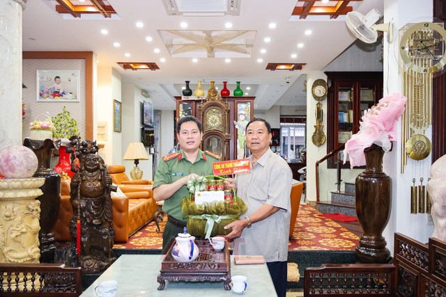 Ban Giám đốc Công an TP Cần Thơ thăm, tặng quà nguyên Lãnh đạo Công an thành phố- Ảnh 7.