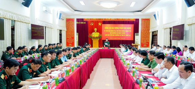 Đại tướng Phan Văn Giang làm việc với Ban Thường vụ Tỉnh ủy Nghệ An: Phát triển kinh tế là trọng tâm, xây dựng thế trận quốc phòng toàn dân là nhiệm vụ then chốt- Ảnh 1.