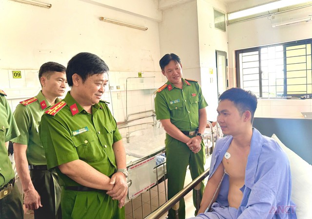 Thăm hỏi, động viên cán bộ chiến sĩ bị thương khi làm nhiệm vụ - Ảnh 1.