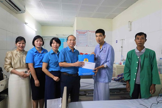Liên đoàn Lao động tỉnh Bắc Ninh: Thăm hỏi, hỗ trợ đoàn viên bị tai nạn khi hiến máu tình nguyện- Ảnh 1.