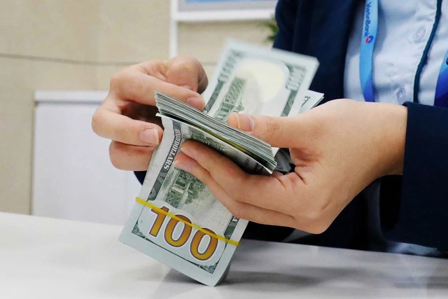 Tỷ giá USD hôm nay 14/8: Tỷ giá trung tâm niêm yết ở mức 25.561 đồng - Ảnh 1.