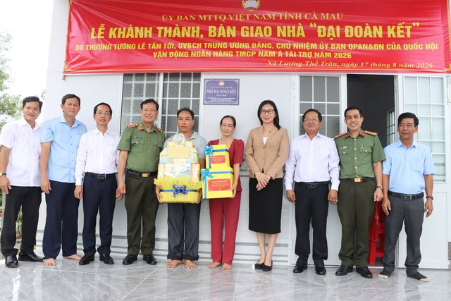 Thượng tướng Lê Tấn Tới thăm, động viên gia đình chính sách tại Cà Mau - Ảnh 1.