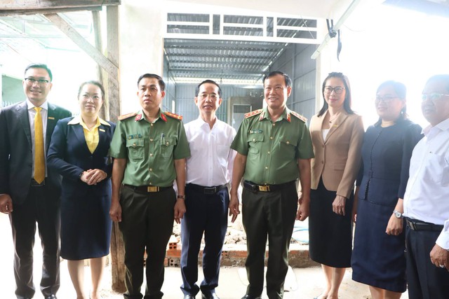 Thượng tướng Lê Tấn Tới thăm, động viên gia đình chính sách tại Cà Mau - Ảnh 2.