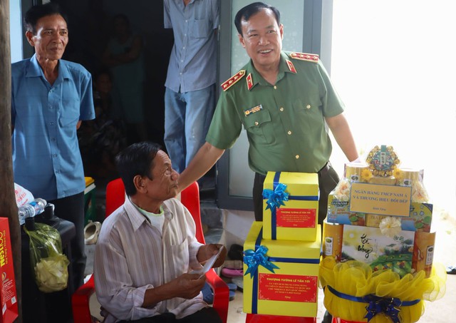 Thượng tướng Lê Tấn Tới thăm, động viên gia đình chính sách tại Cà Mau - Ảnh 3.