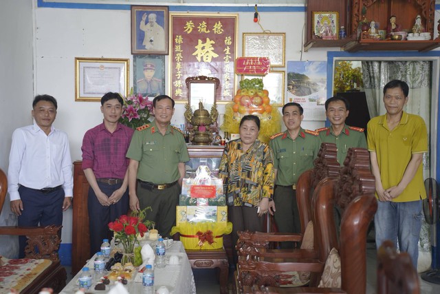 Thượng tướng Lê Tấn Tới thăm, động viên gia đình chính sách tại Cà Mau - Ảnh 4.
