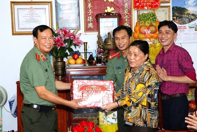 Thượng tướng Lê Tấn Tới thăm, động viên gia đình chính sách tại Cà Mau - Ảnh 5.