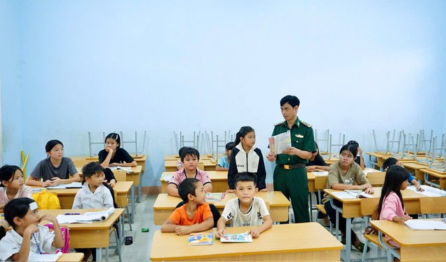 Lớp học hè nơi biên cương - Ảnh 1.