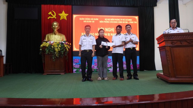 HẢI ĐOÀN 129 HẢI QUÂN BÀN GIAO NGƯ DÂN BỊ NẠN - Ảnh 4.