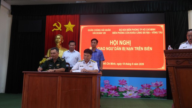 HẢI ĐOÀN 129 HẢI QUÂN BÀN GIAO NGƯ DÂN BỊ NẠN - Ảnh 2.