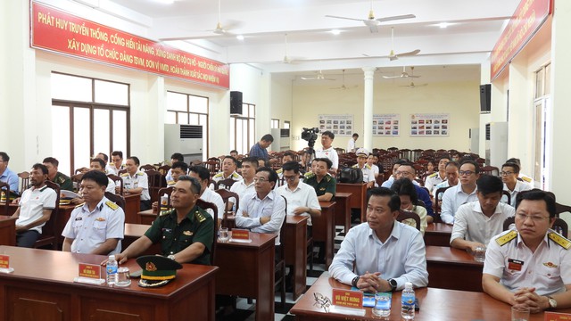 HẢI ĐOÀN 129 HẢI QUÂN BÀN GIAO NGƯ DÂN BỊ NẠN - Ảnh 5.
