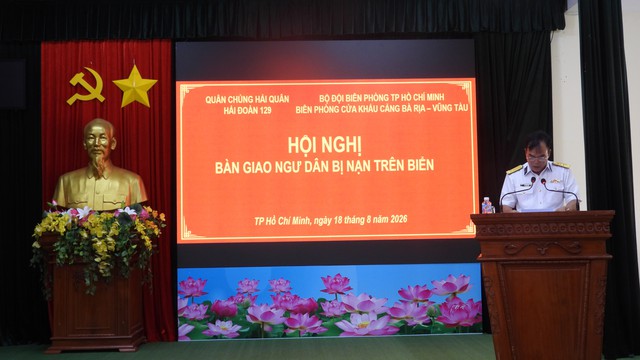 HẢI ĐOÀN 129 HẢI QUÂN BÀN GIAO NGƯ DÂN BỊ NẠN - Ảnh 1.
