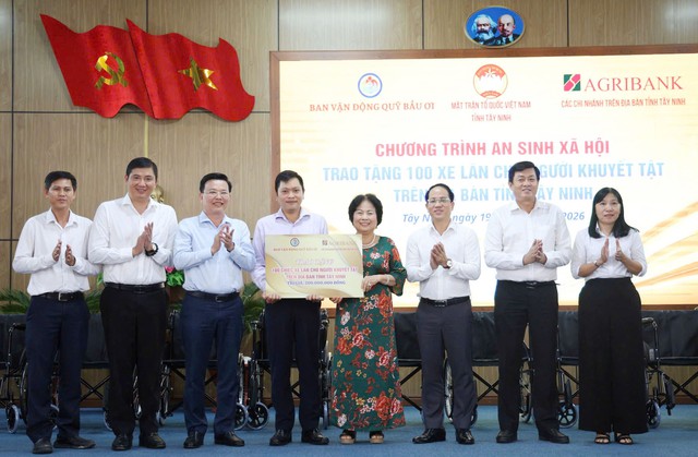 Các chi nhánh Agribank trên địa bàn tỉnh Tây Ninh trao tặng 100 xe lăn cho người khuyết tật - Ảnh 1.