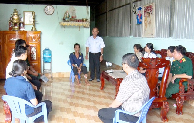 Cần Thơ: Lãnh đạo xã Phong Điền thăm hỏi, hỗ trợ người dân bị thương tích do khỉ hoang dã tấn công - Ảnh 1.