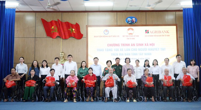 Các chi nhánh Agribank trên địa bàn tỉnh Tây Ninh trao tặng 100 xe lăn cho người khuyết tật - Ảnh 2.