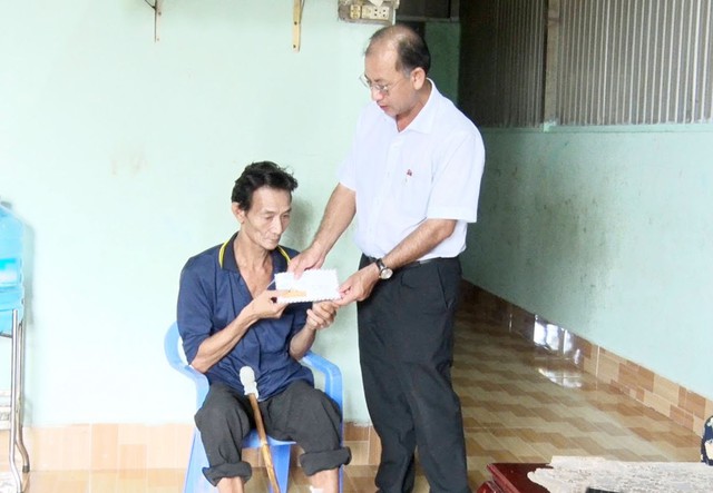 Cần Thơ: Lãnh đạo xã Phong Điền thăm hỏi, hỗ trợ người dân bị thương tích do khỉ hoang dã tấn công - Ảnh 2.