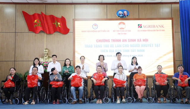 Các chi nhánh Agribank trên địa bàn tỉnh Tây Ninh trao tặng 100 xe lăn cho người khuyết tật - Ảnh 3.