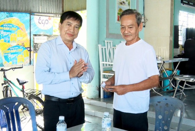 Cần Thơ: Lãnh đạo xã Phong Điền thăm hỏi, hỗ trợ người dân bị thương tích do khỉ hoang dã tấn công - Ảnh 3.
