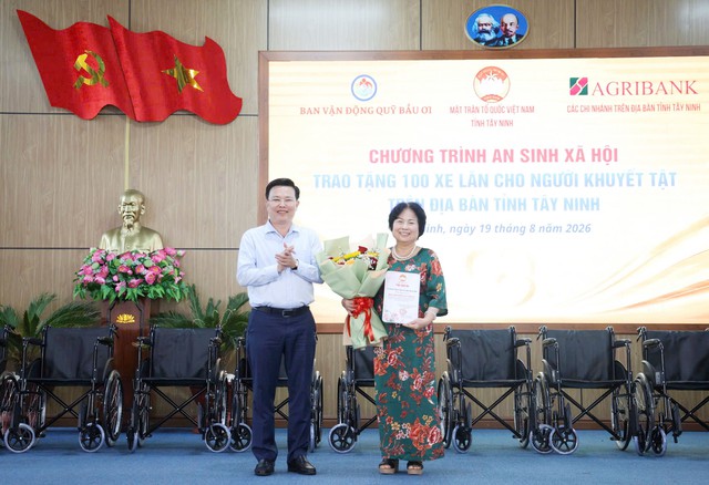 Các chi nhánh Agribank trên địa bàn tỉnh Tây Ninh trao tặng 100 xe lăn cho người khuyết tật - Ảnh 4.