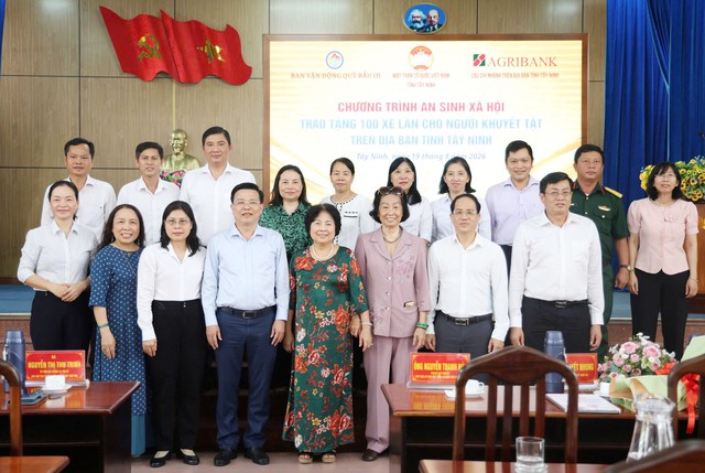 Các chi nhánh Agribank trên địa bàn tỉnh Tây Ninh trao tặng 100 xe lăn cho người khuyết tật - Ảnh 5.