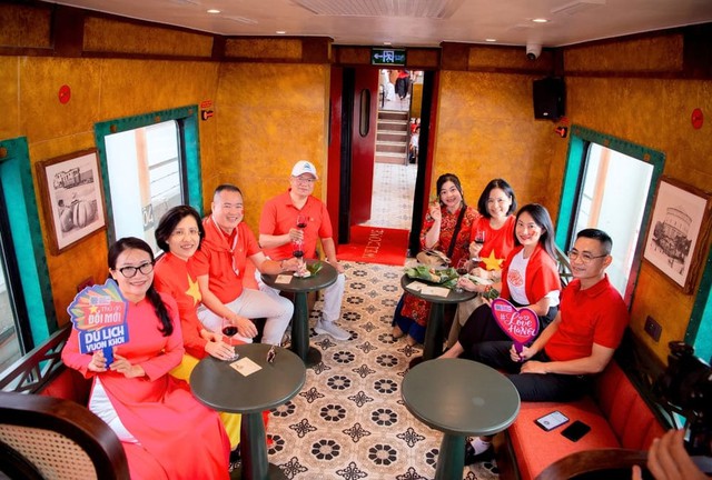 Tàu Hà Nội 5 Cửa Ô đón gần 100 nghìn lượt khách trải nghiệm sau một năm vận hành - Ảnh 1.