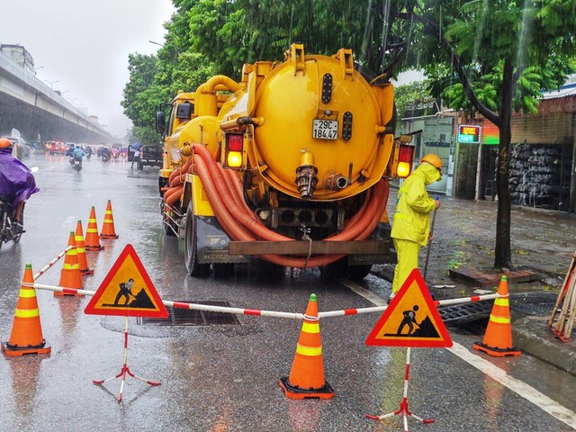 Hà Nội chủ động ứng phó mưa lớn, sẵn sàng phương án chống úng ngập - Ảnh 1.