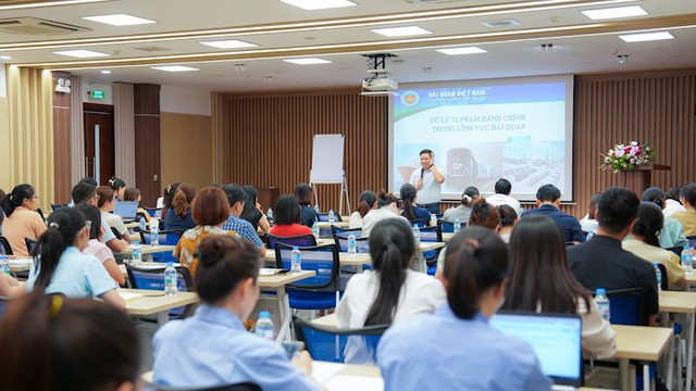 Doanh nghiệp xuất nhập khẩu trước yêu cầu tăng cường tuân thủ pháp luật hải quan- Ảnh 1.