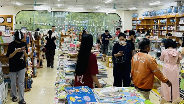 Để không còn cảnh phụ huynh chạy khắp nơi tìm sách giáo khoa - Ảnh 1.