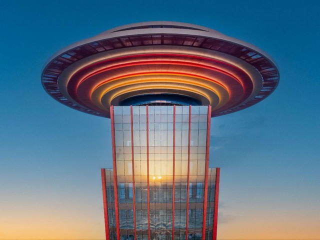 “Vật thể lạ” xuất hiện ở Hòn Thơm, Phú Quốc: Là UFO hay biểu tượng của hoàng gia triều Nguyễn được tái hiện?- Ảnh 1.