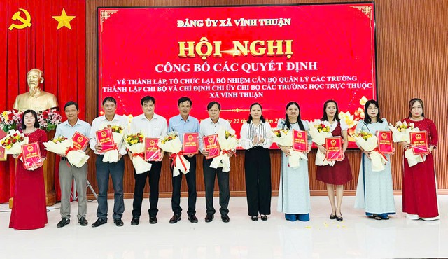 An Giang: Xã Vĩnh Thuận trao quyết định bổ nhiệm cán bộ quản lý các trường công lập- Ảnh 2.