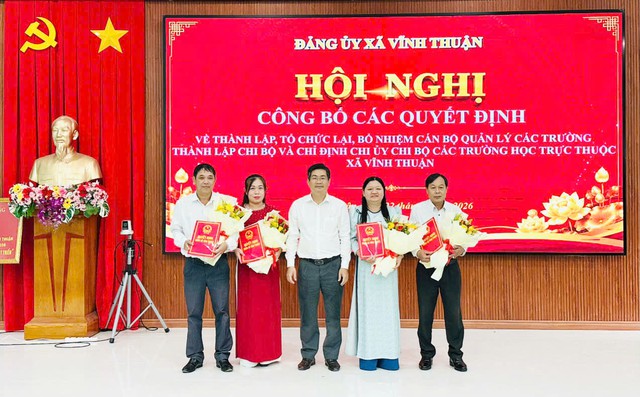 An Giang: Xã Vĩnh Thuận trao quyết định bổ nhiệm cán bộ quản lý các trường công lập- Ảnh 1.