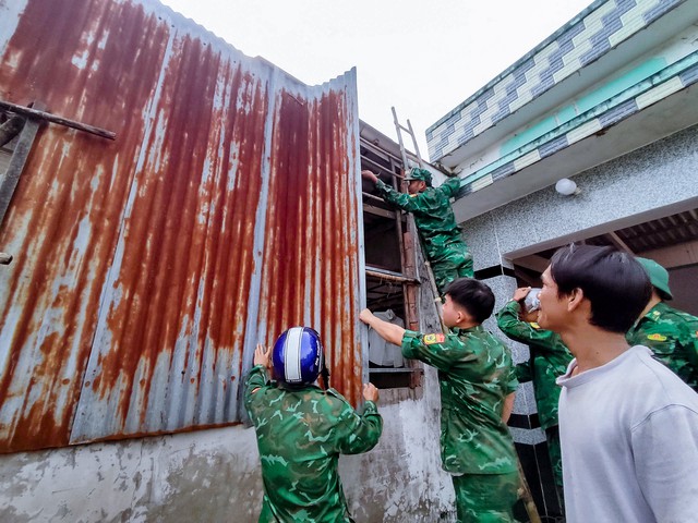 Đồn Biên phòng Lai Hòa giúp dân khắc phục hậu quả lốc xoáy- Ảnh 4.