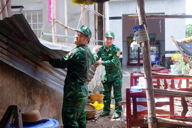 Đồn Biên phòng Lai Hòa giúp dân khắc phục hậu quả lốc xoáy- Ảnh 3.