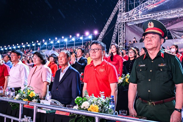 Hàng vạn khán giả cùng hướng về Tổ quốc trong đêm nghệ thuật “Tổ quốc trong tim”- Ảnh 2.