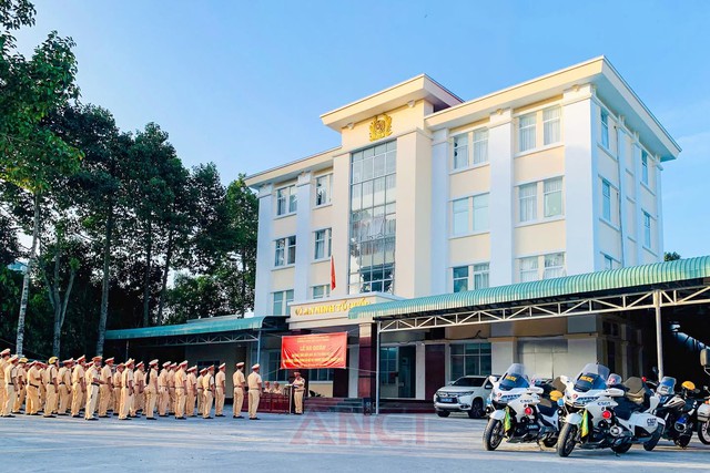 Cần Thơ: Ra quân tổng kiểm soát, xử lý vi phạm về TTATGT đường bộ đối với phương tiện kinh doanh vận tải- Ảnh 1.