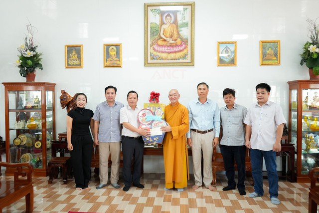Công an TP Cần Thơ thăm, chúc mừng dịp Lễ Vu Lan năm 2026 - Ảnh 4.