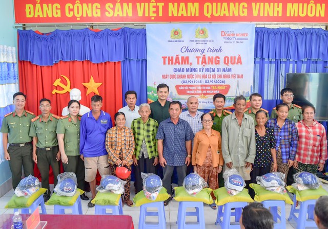 Thăm, tặng quà người dân có hoàn cảnh khó khăn trên địa bàn xã Vĩnh Hải- Ảnh 1.