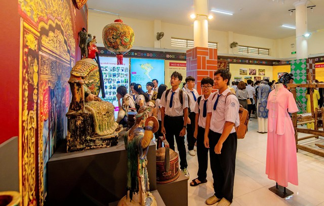 Cần Thơ khai mạc Triển lãm ảnh chuyên đề “Miền Nam nhớ mãi ơn Người”- Ảnh 7.