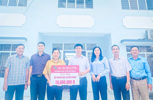 Agribank CN Vĩnh Thuận Kiên Giang II tài trợ kinh phí cho Quỹ khuyến học xã Vĩnh Phong, Vĩnh Thuận và Vĩnh Bình - Ảnh 1.