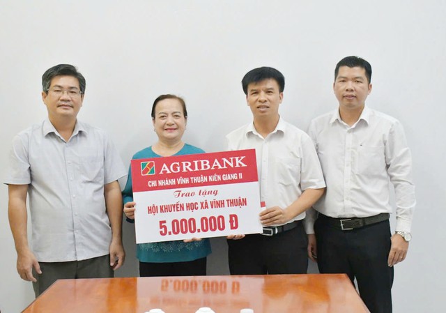 Agribank CN Vĩnh Thuận Kiên Giang II tài trợ kinh phí cho Quỹ khuyến học xã Vĩnh Phong, Vĩnh Thuận và Vĩnh Bình - Ảnh 3.