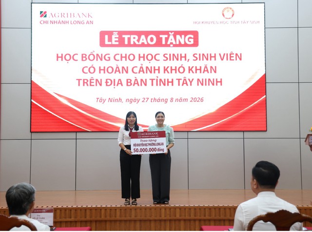 Agribank Chi nhánh Long An trao tặng học bổng cho học sinh, sinh viên có hoàn cảnh khó khăn tỉnh Tây Ninh- Ảnh 2.