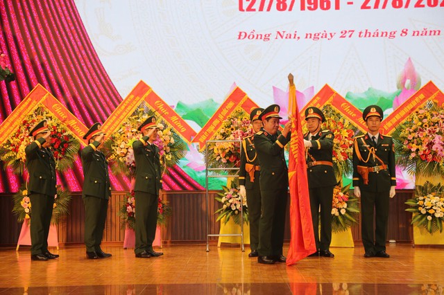 Trường Đại học Nguyễn Huệ đón nhận Huân chương Bảo vệ Tổ quốc hạng Nhất- Ảnh 3.