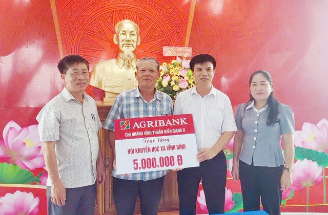 Agribank CN Vĩnh Thuận Kiên Giang II tài trợ kinh phí cho Quỹ khuyến học xã Vĩnh Phong, Vĩnh Thuận và Vĩnh Bình - Ảnh 2.