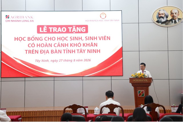 Agribank Chi nhánh Long An trao tặng học bổng cho học sinh, sinh viên có hoàn cảnh khó khăn tỉnh Tây Ninh- Ảnh 3.
