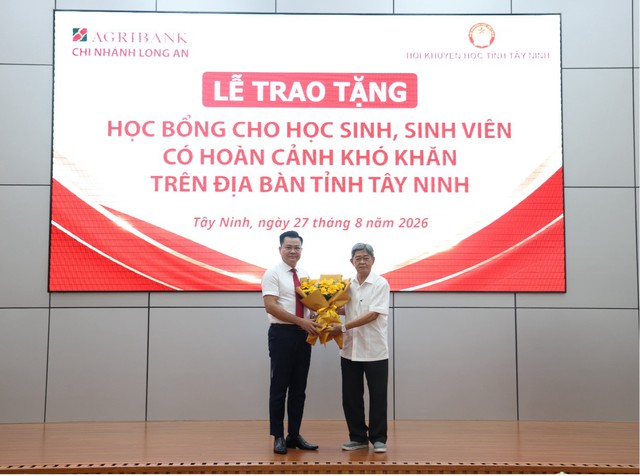 Agribank Chi nhánh Long An trao tặng học bổng cho học sinh, sinh viên có hoàn cảnh khó khăn tỉnh Tây Ninh- Ảnh 4.